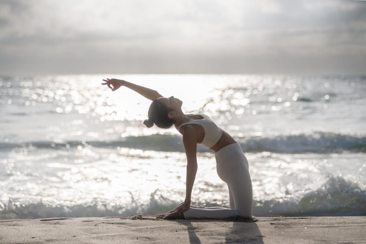 盛泰澜苏梅查汶海滩度假村 外观 照片 A woman practicing yoga