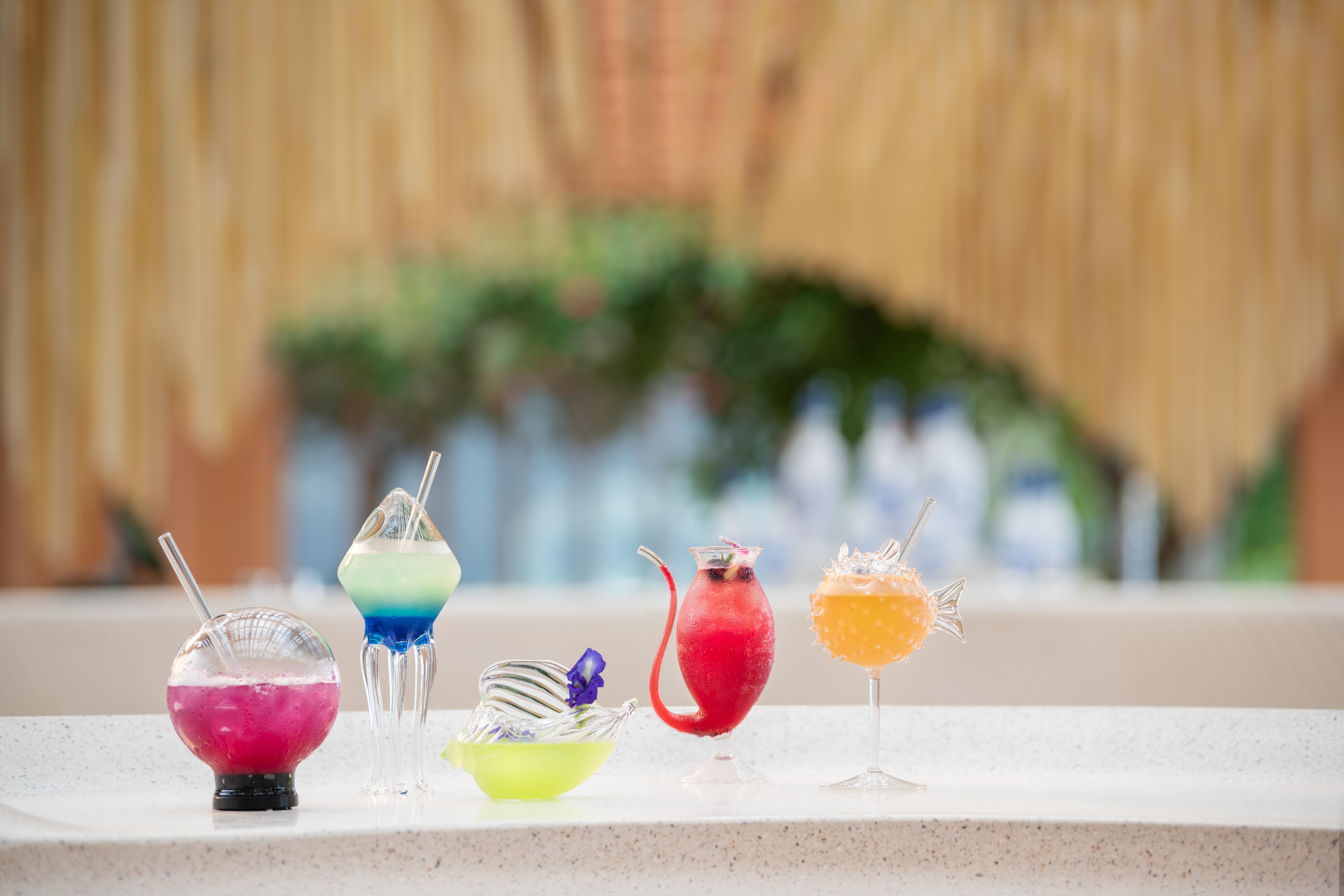 盛泰澜苏梅查汶海滩度假村 外观 照片 A selection of cocktails at the bar