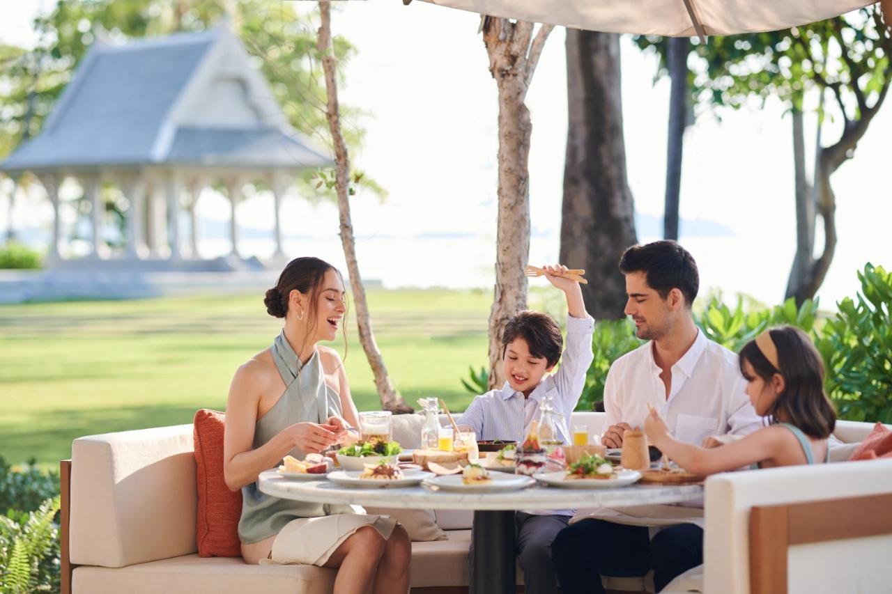 盛泰澜苏梅查汶海滩度假村 外观 照片 Family dining at the beach